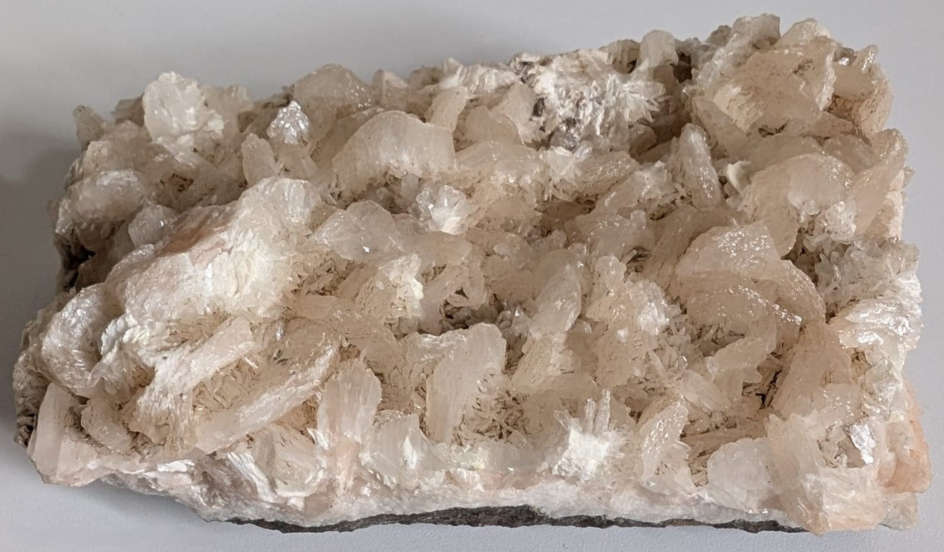 Specimen de 9.7cm din piatra semipretioasa de apofilit cu stilbit pe fundal alb