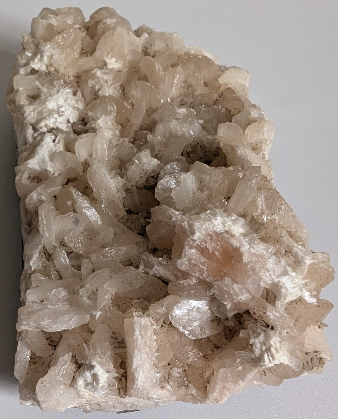 Specimen de 9.7cm din cristal de apofilit cu stilbit pe fundal alb