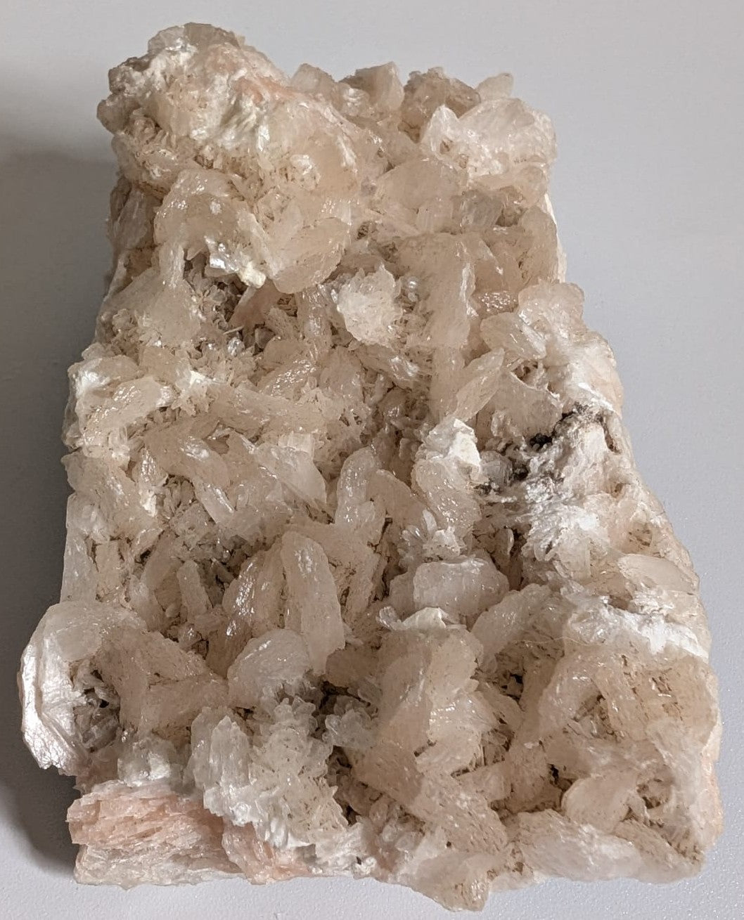 Specimen colectie de 9.7cm din piatra semipretioasa de apofilit cu stilbit pe fundal alb