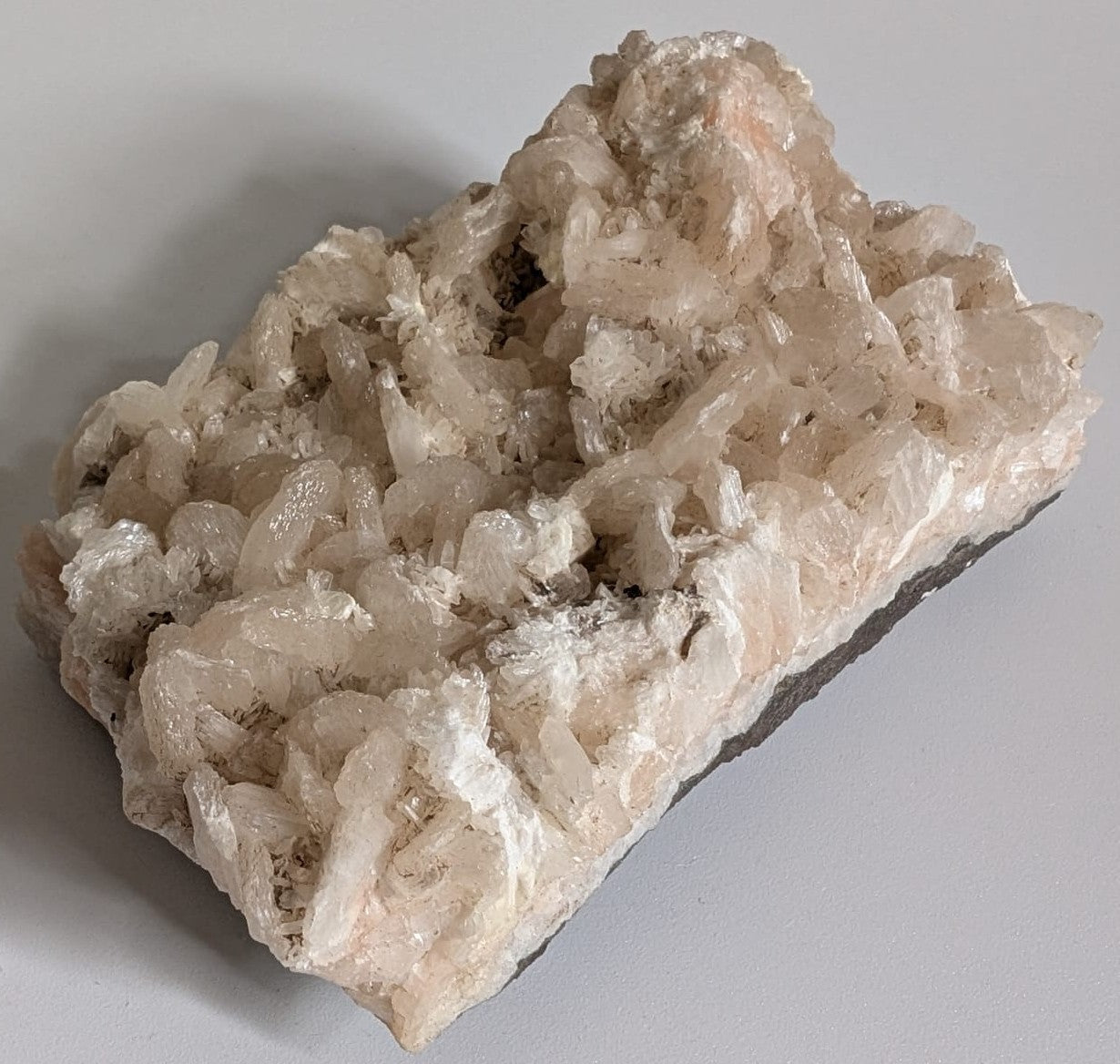 Specimen colectie de 9.7cm din cristal de apofilit cu stilbit pe fundal alb