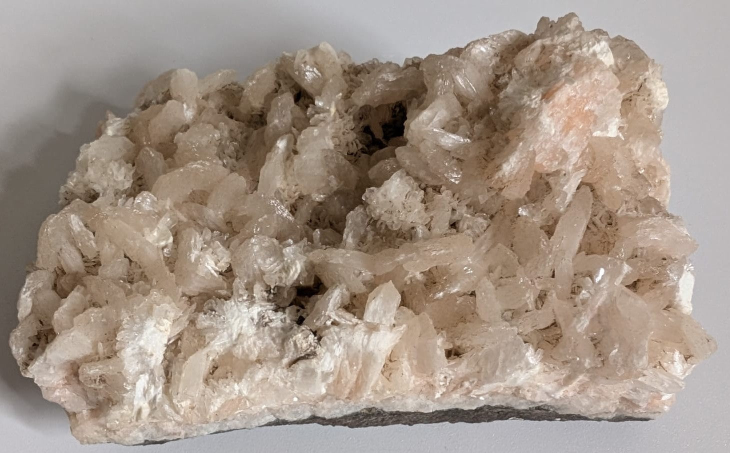 Specimen unicat de 9.7cm din piatra semipretioasa de apofilit cu stilbit pe fundal alb