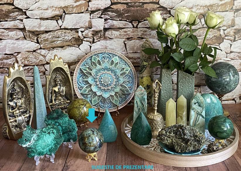Sfera de Turcoaz Verde 5.7cm pe suport metalic cu decor feng shui si flori albe pe fundal de caramida