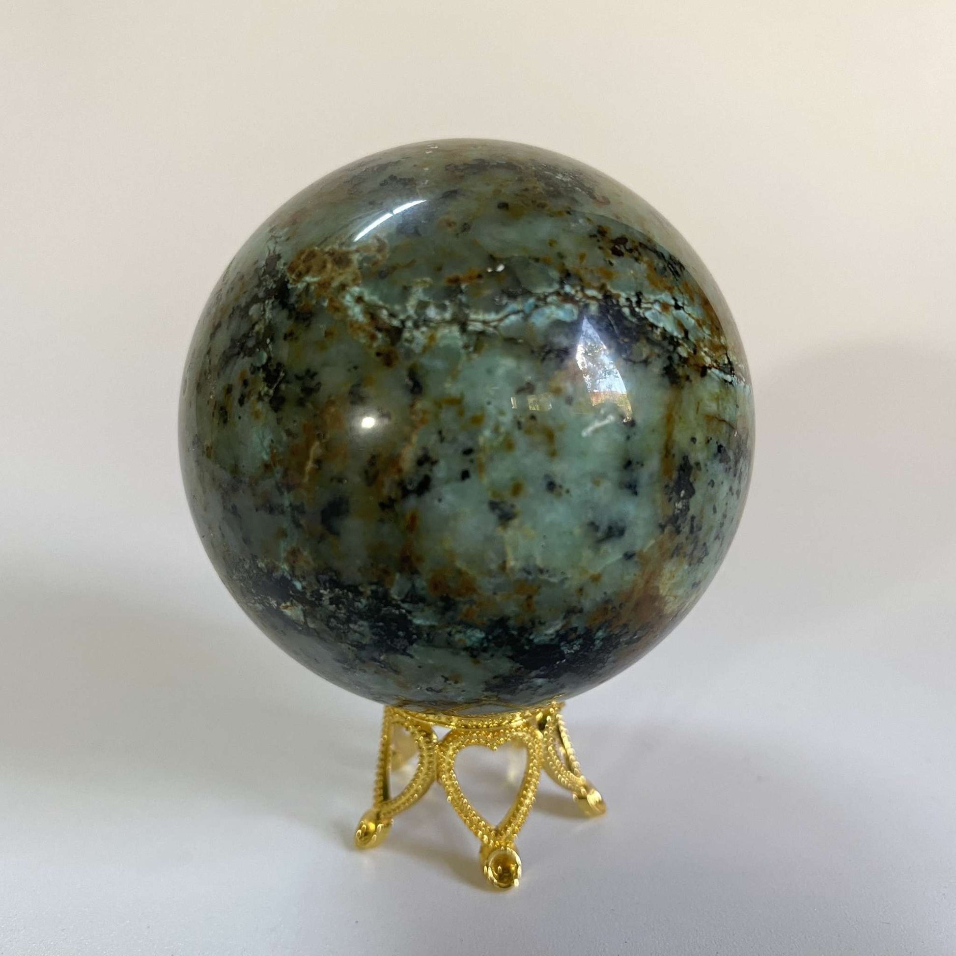 Sferă din turcoaz verde 5.7 cm pe suport metalic aurit piatră semiprețioasă naturală