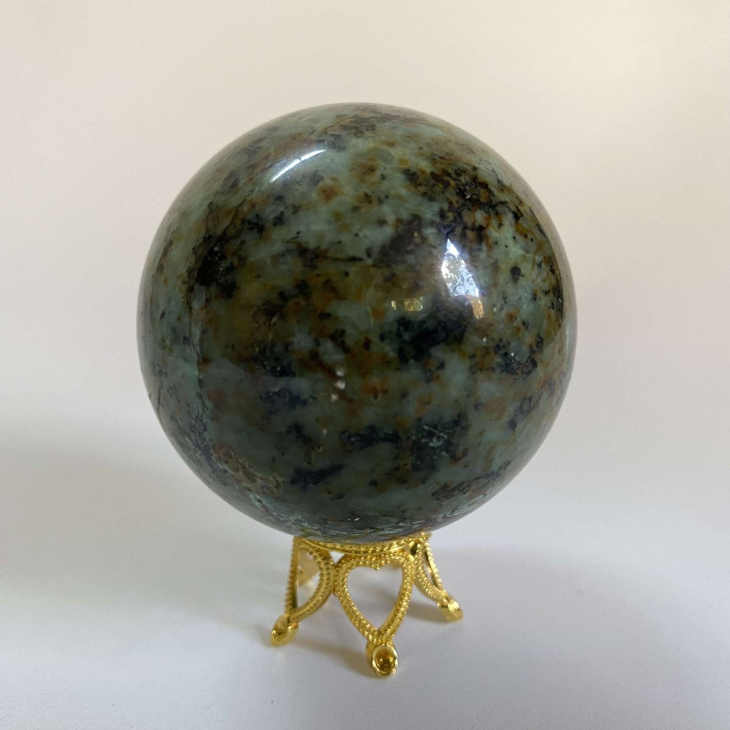 Sfera din turcoaz verde natural 5.7 cm pe suport metalic auriu