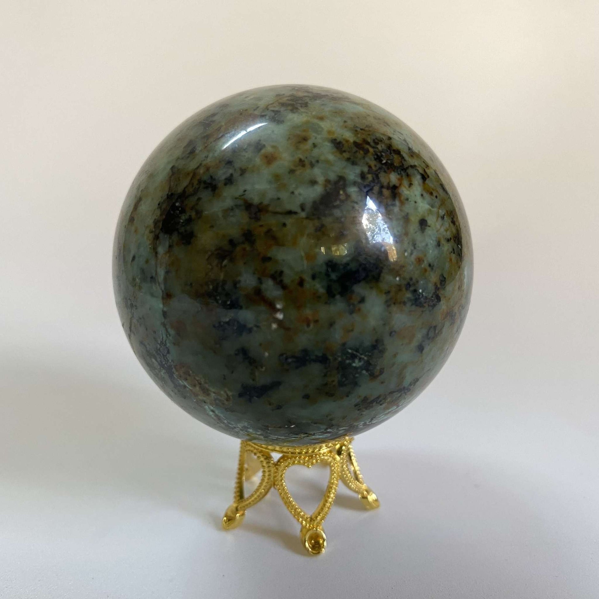 Sfera din turcoaz verde natural 5.7 cm pe suport metalic auriu