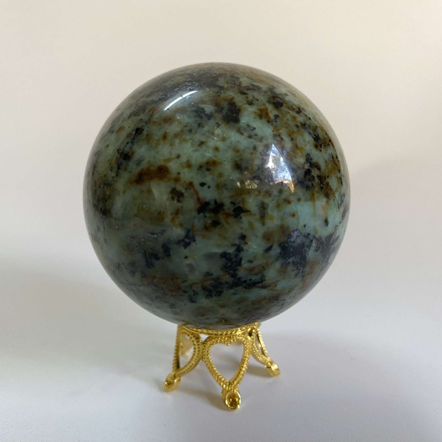 Sfera din Turcoaz Verde natural de 5.7cm pe suport metalic auriu