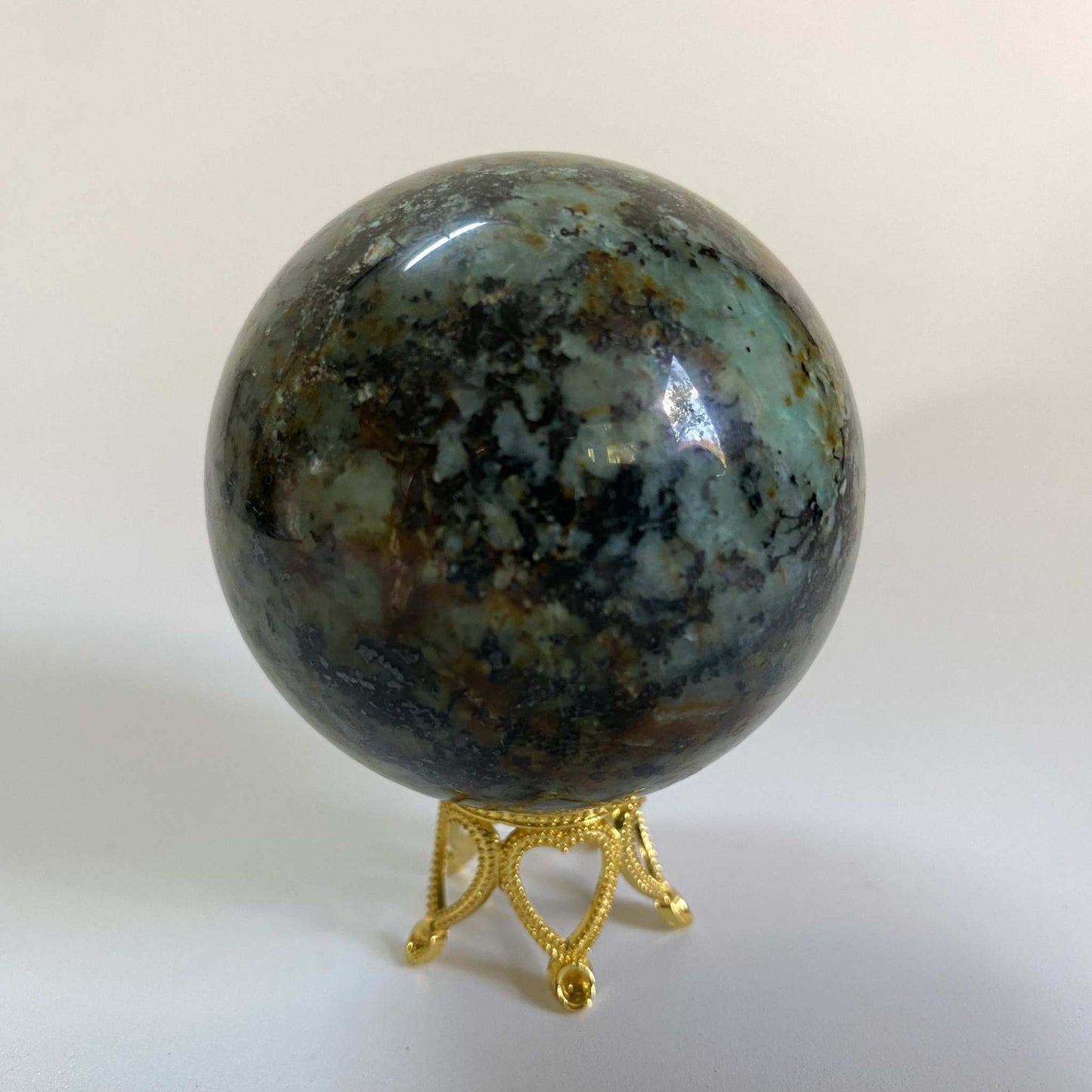 Sferă 5.7 cm din turcoaz verde natural pe suport metalic auriu