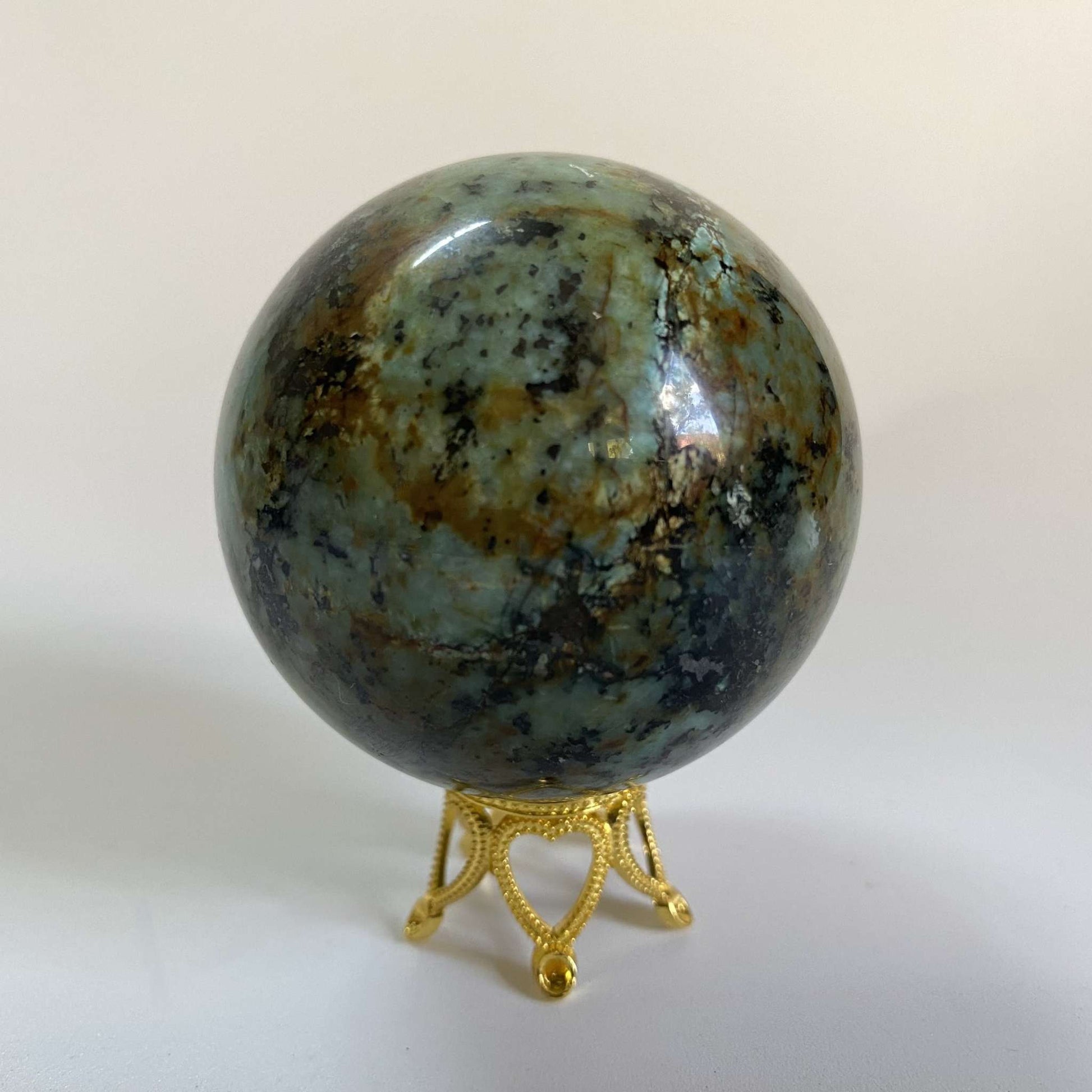 Sferă din turcoaz verde natural de 5.7 cm pe suport metalic auriu