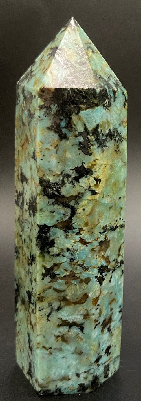 Obelisc din piatra semipretioasa de turcoaz verde cu fundal negru