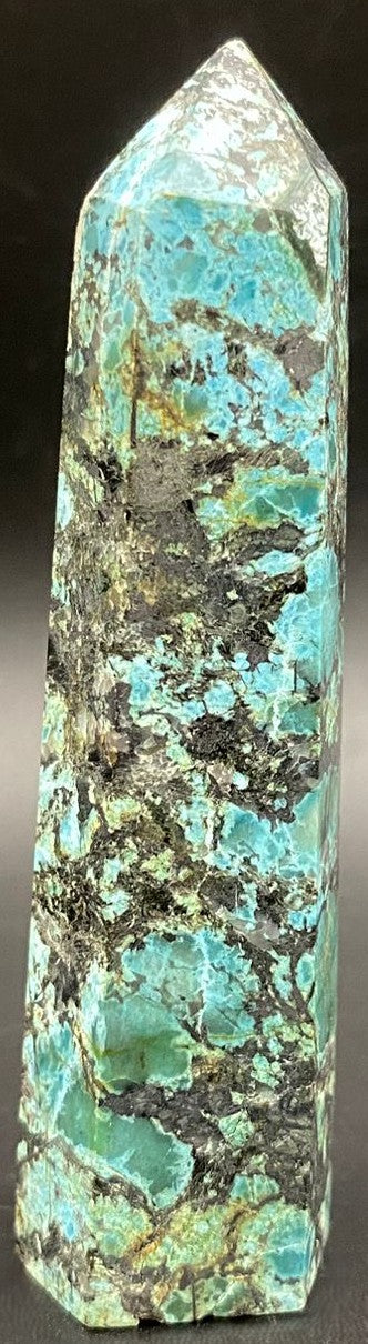 Obelisc din piatra semipretioasa de turcoaz verde pe fundal negru