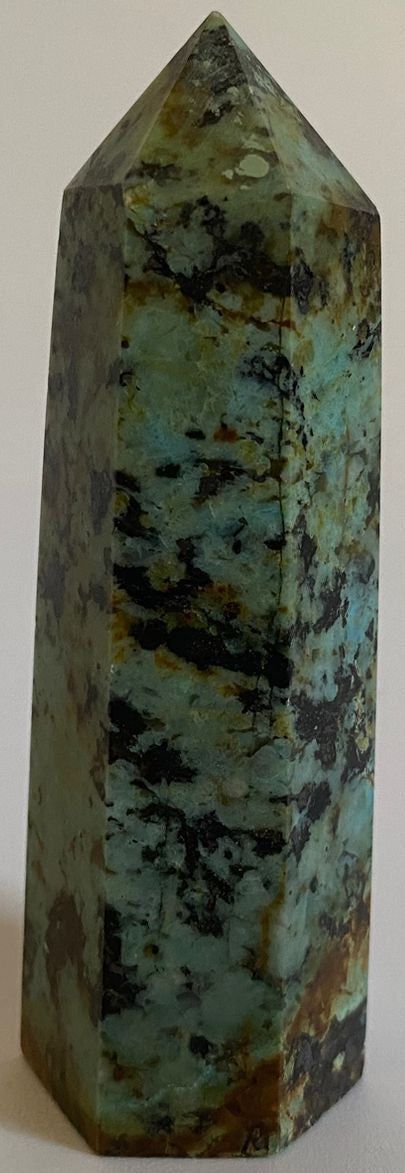 Obelisc de 7.6cm din piatra semipretioasa de turcoaz verde pe fundal alb