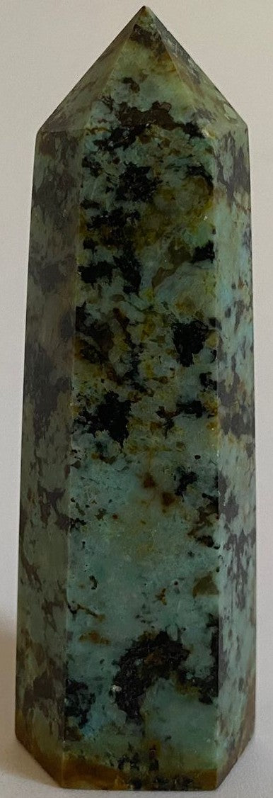 Obelisc de 7.6cm din cristal de turcoaz verde pe fundal alb