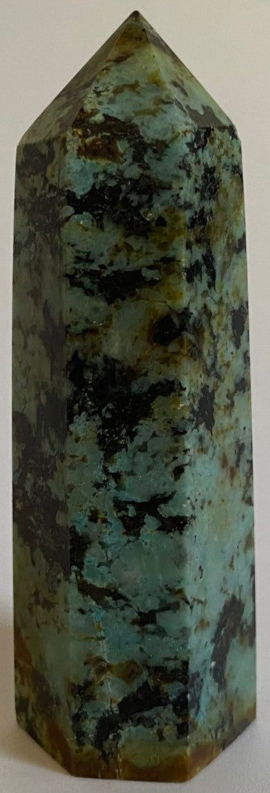 Obelisc decorativ de 7.6cm din piatra semipretioasa de turcoaz verde pe fundal alb
