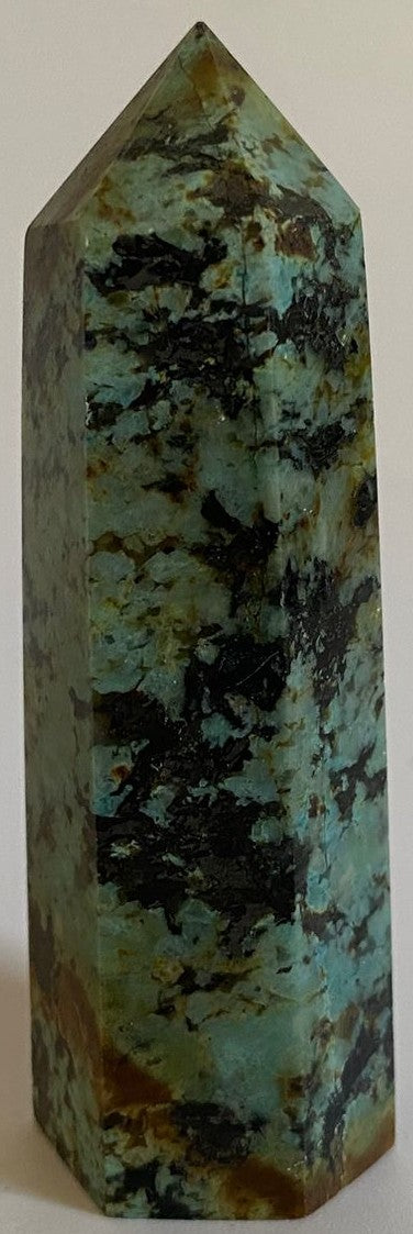 Obelisc decorativ de 7.6cm din cristal de turcoaz verde pe fundal alb