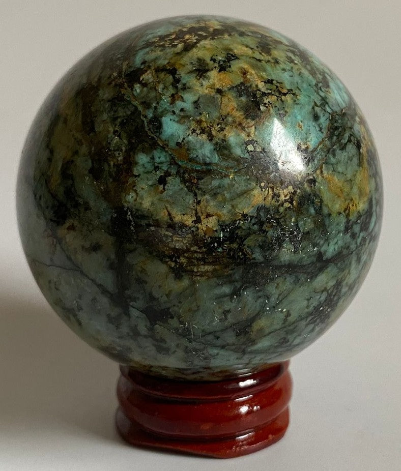 Sfera de 5.8cm din piatra semipretioasa de turcoaz verde pe suport din lemn cu fundal alb