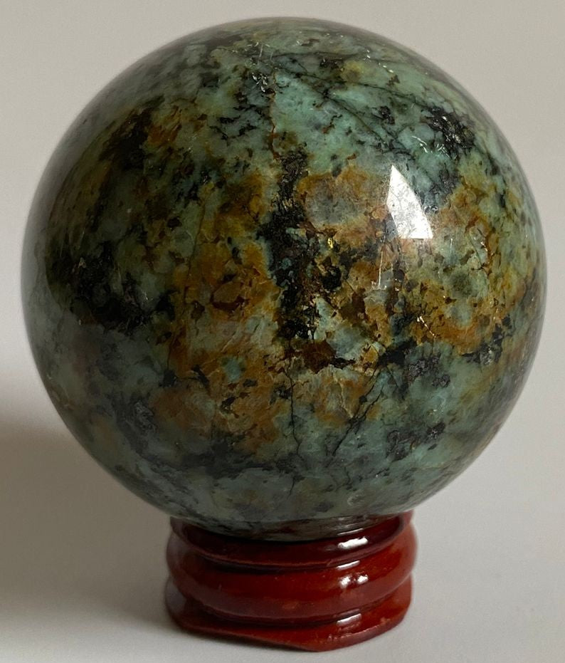 Sfera de 5.8cm din cristal de turcoaz verde pe suport din lemn cu fundal alb