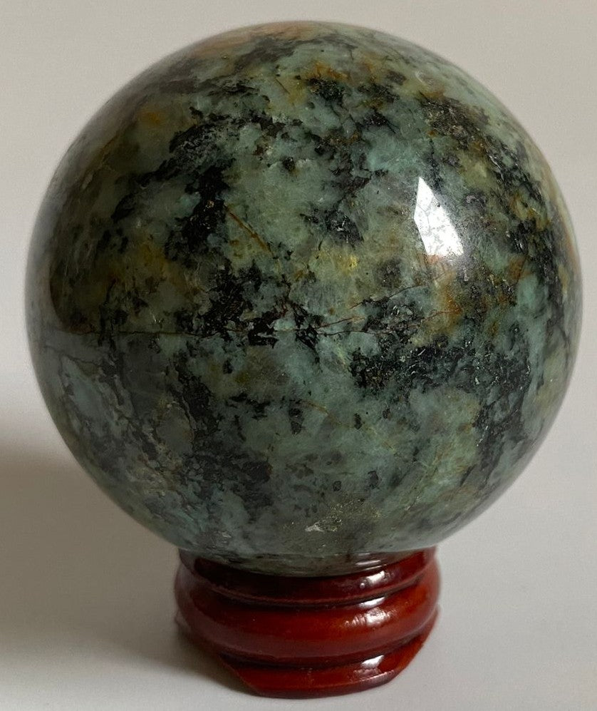 Sfera decorativa de 5.8cm din piatra semipretioasa de turcoaz verde pe suport din lemn cu fundal alb