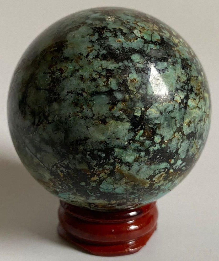 Sfera de 5.6cm din piatra semipretioasa de turcoaz verde pe suport din lemn cu fundal alb