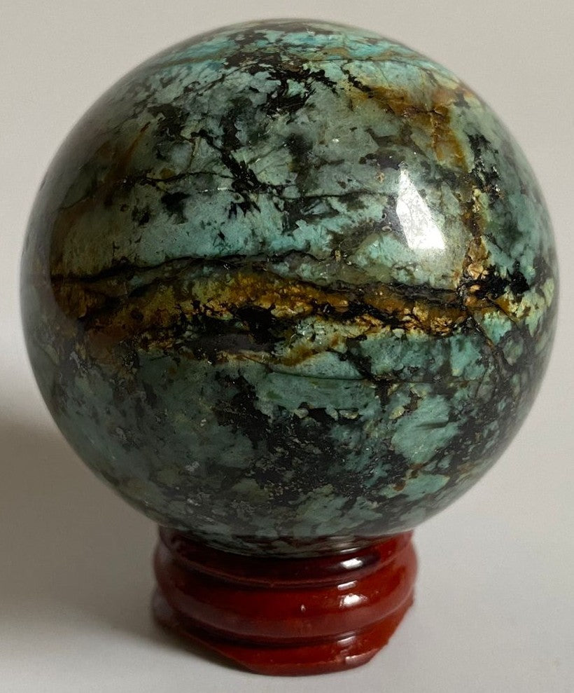 Sfera de 5.6cm din cristal de turcoaz verde pe suport din lemn cu fundal alb