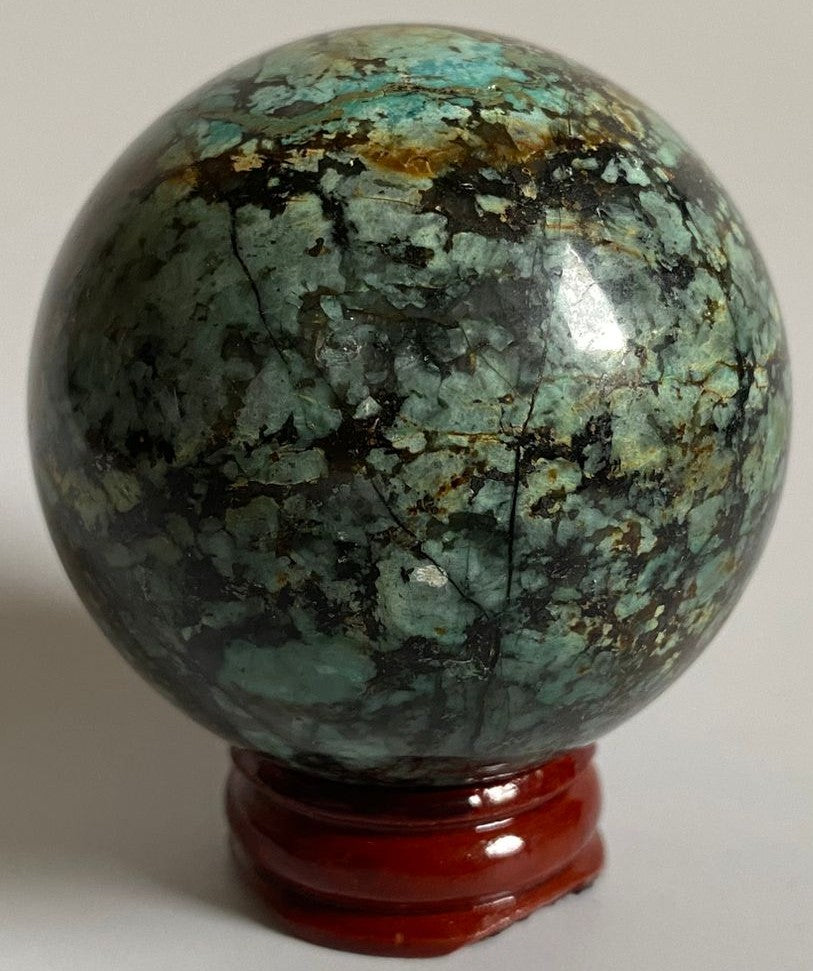 Sfera decorativa de 5.6cm din piatra semipretioasa de turcoaz verde pe suport din lemn cu fundal alb