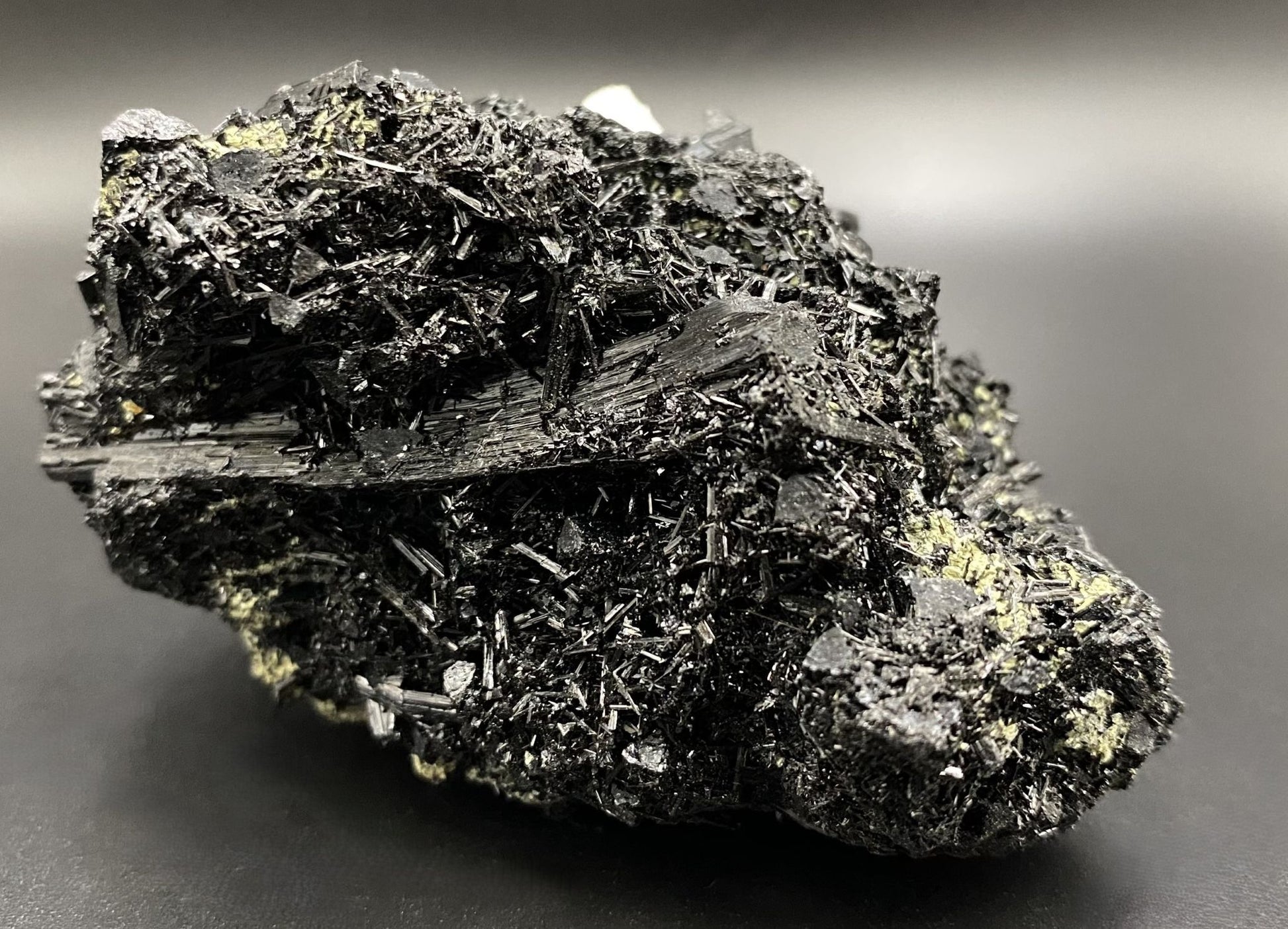 Specimen din piatra semipretioasa de turmalina neagra cristalizata pe fundal negru