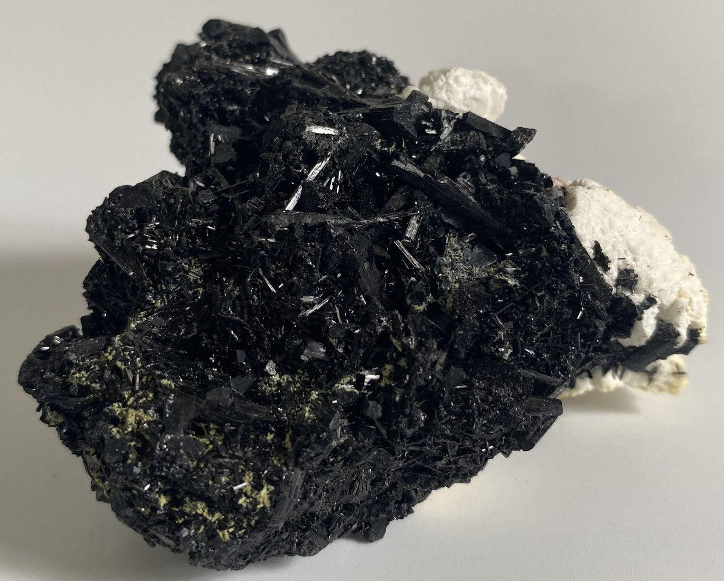 Specimen din piatra semipretioasa de turmalina neagra cristalizata pe fundal alb