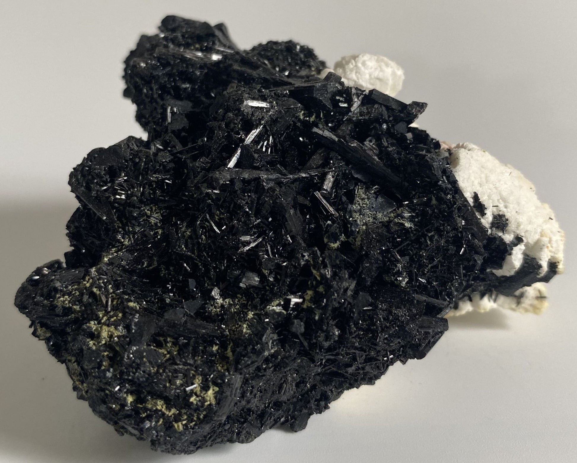 Specimen din piatra semipretioasa de turmalina neagra cristalizata pe fundal alb