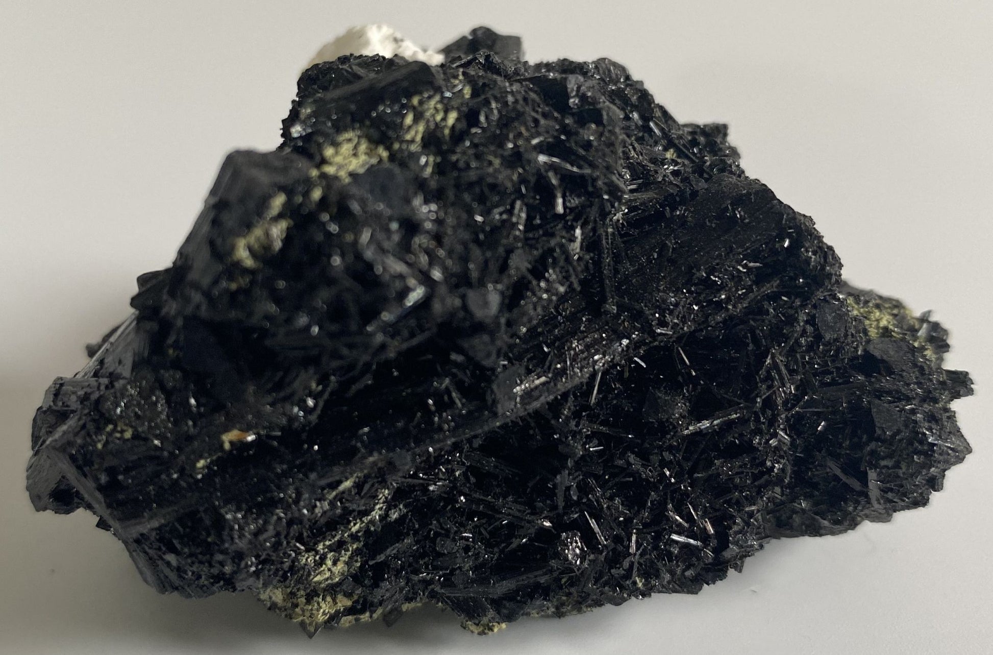 Specimen din cristal de turmalina neagra cristalizata pe fundal alb