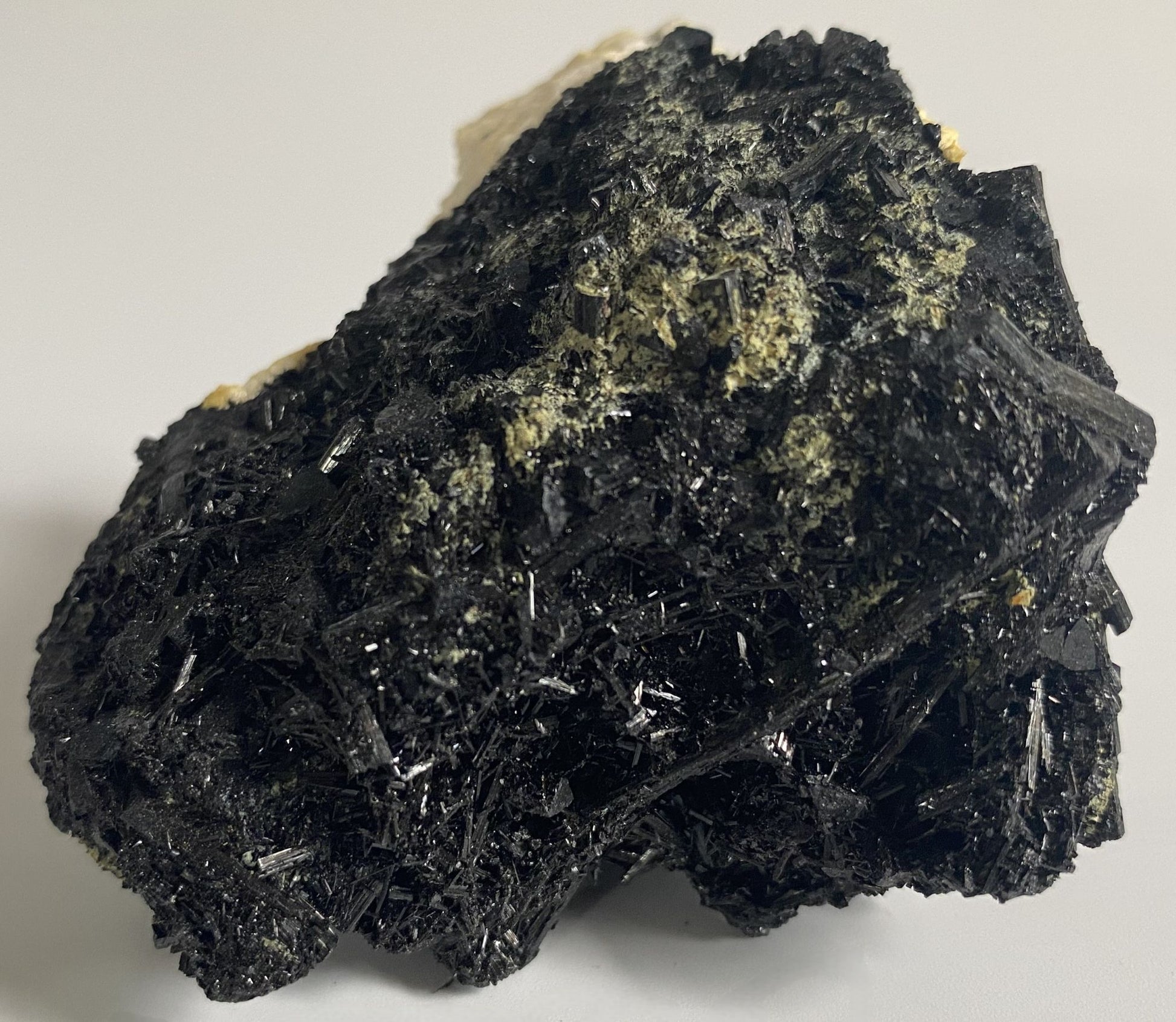 Specimen de colectie de 7.8cm din piatra semipretioasa de turmalina neagra cristalizata pe fundal alb