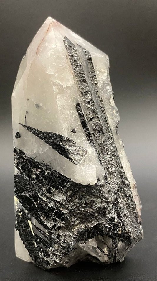 Obelisc brut din piatra semipretioasa de turmalina cu cuart pe fundal negru