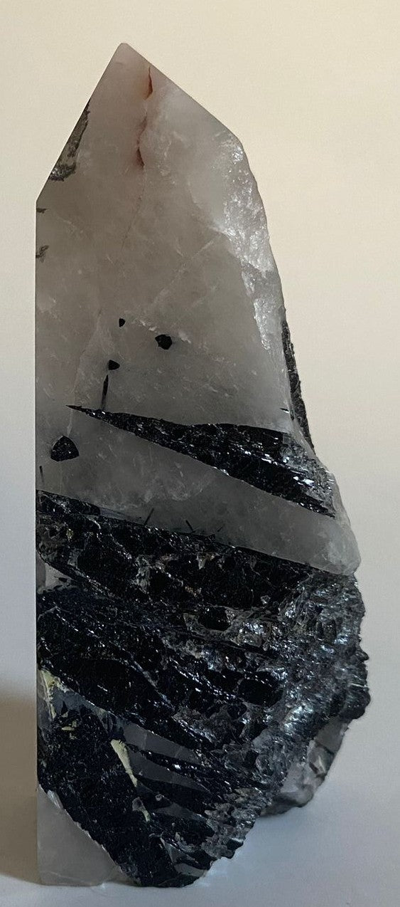Obelisc brut din cristal de turmalina cu cuart pe fundal alb