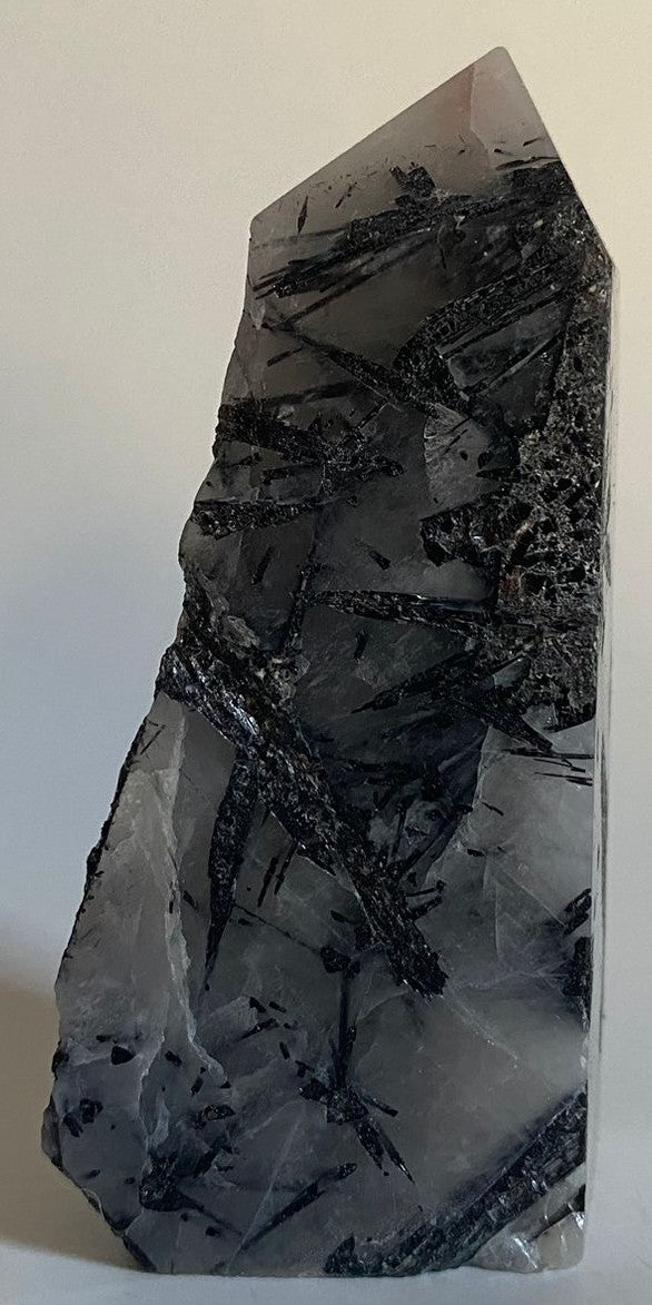 Obelisc brut de 8.5cm din piatra semipretioasa de turmalina cu cuart pe fundal alb