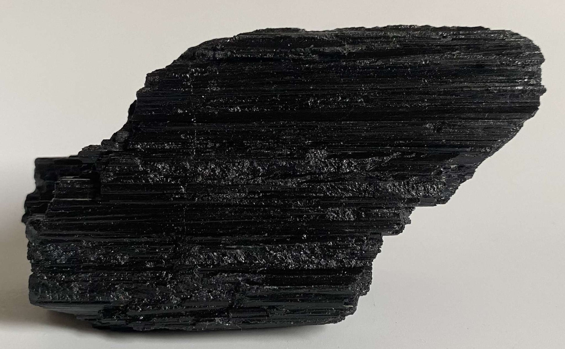 Turmalina neagra piatra bruta 11.2cm cristal vindecator natural