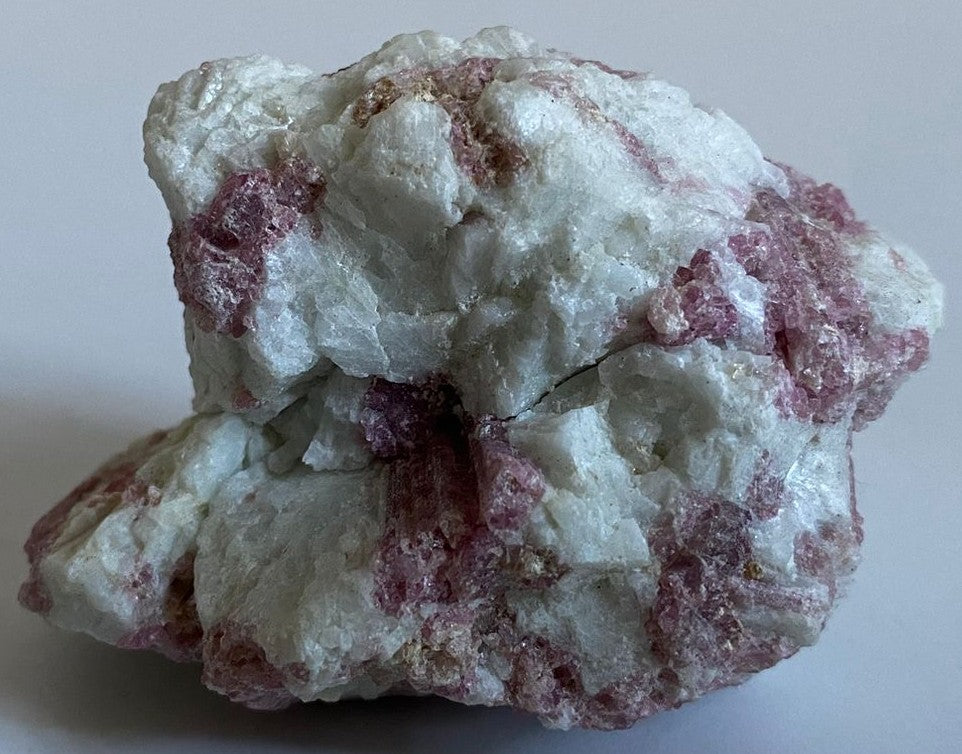 Piatra bruta de 6.4cm din cristal de turmalina rosie pe fundal alb