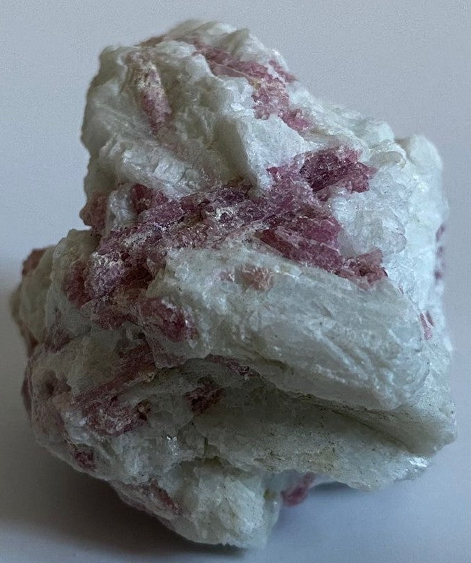 Piatra bruta decorativa de 6.4cm din piatra semipretioasa de turmalina rosie pe fundal alb