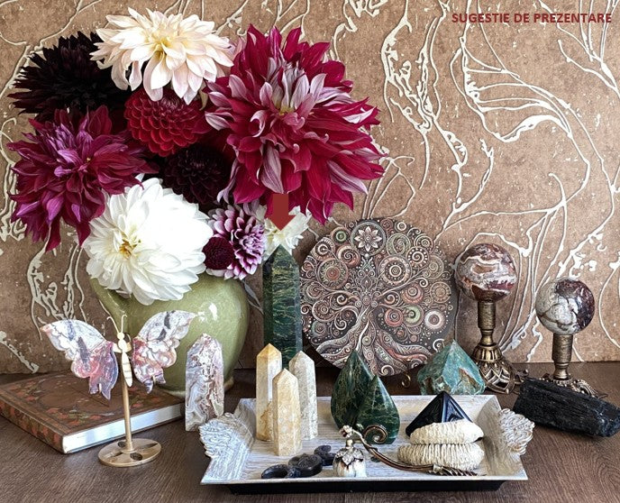 Decor cu minerale din agat, verdit, obsidian si coral cu tablou cu copac mistic si vaza cu dalii rosii si albe