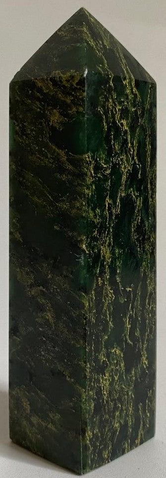 Obelisc decorativ de 9.2cm din piatra semipretioasa de verdit pe fundal alb