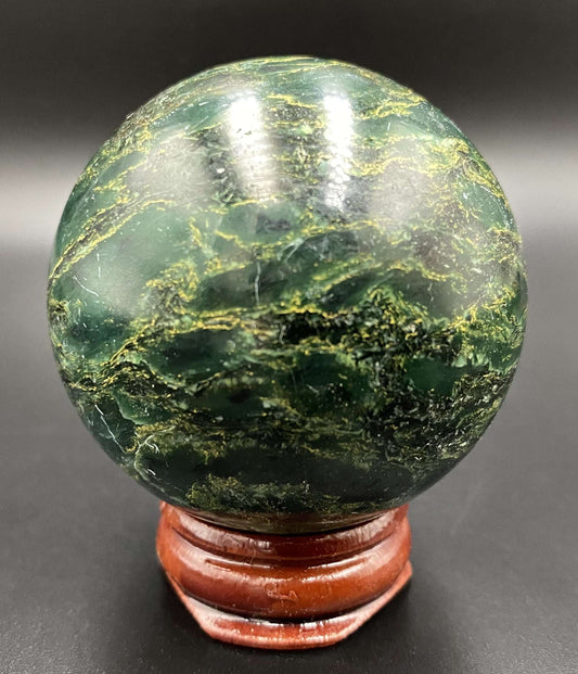 Sfera de Verdit Jad African 5cm pe suport lemn natural