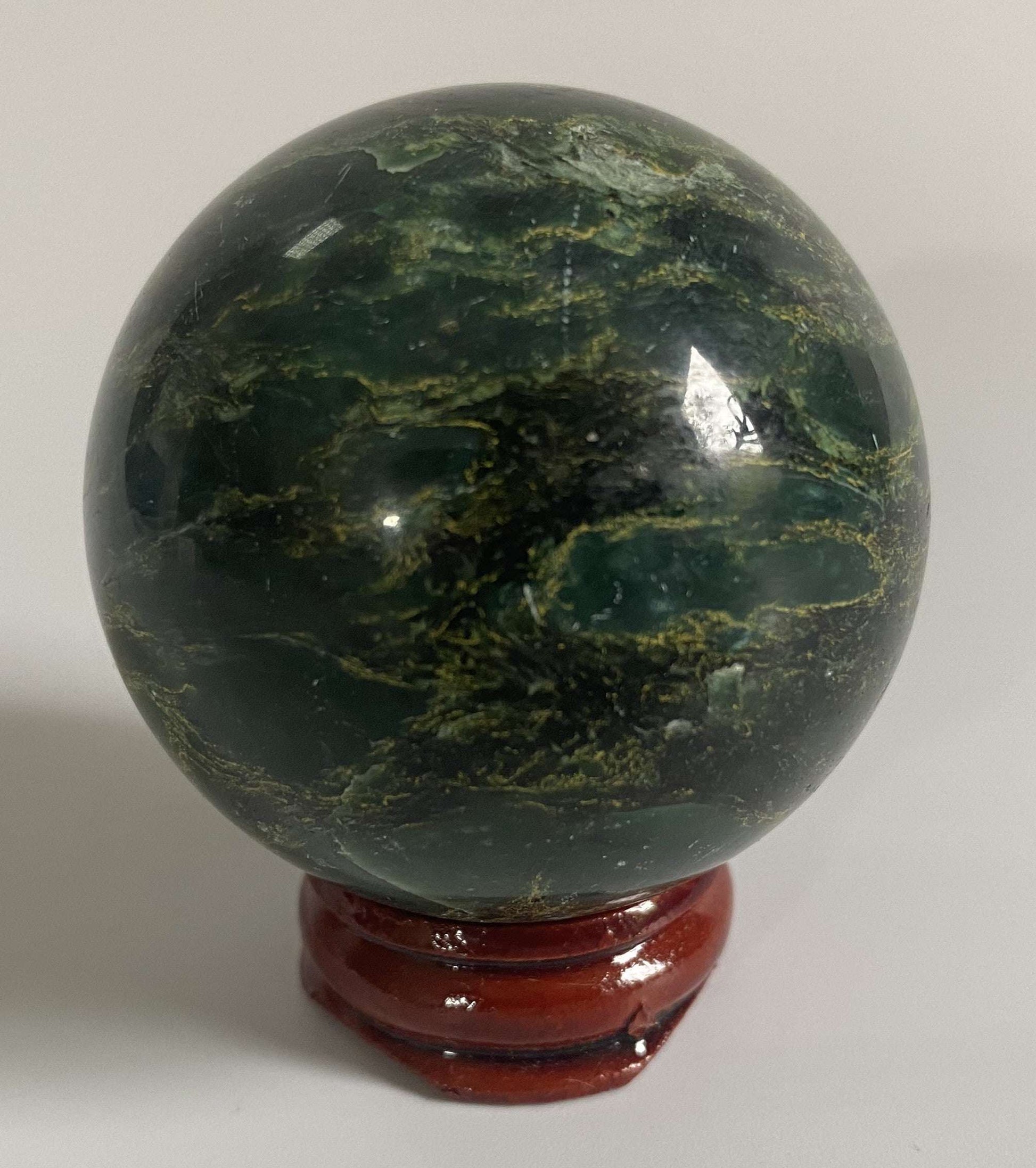 Sfera 5cm Verdit Jad African pe suport lemn, piatra semipretioasa naturala