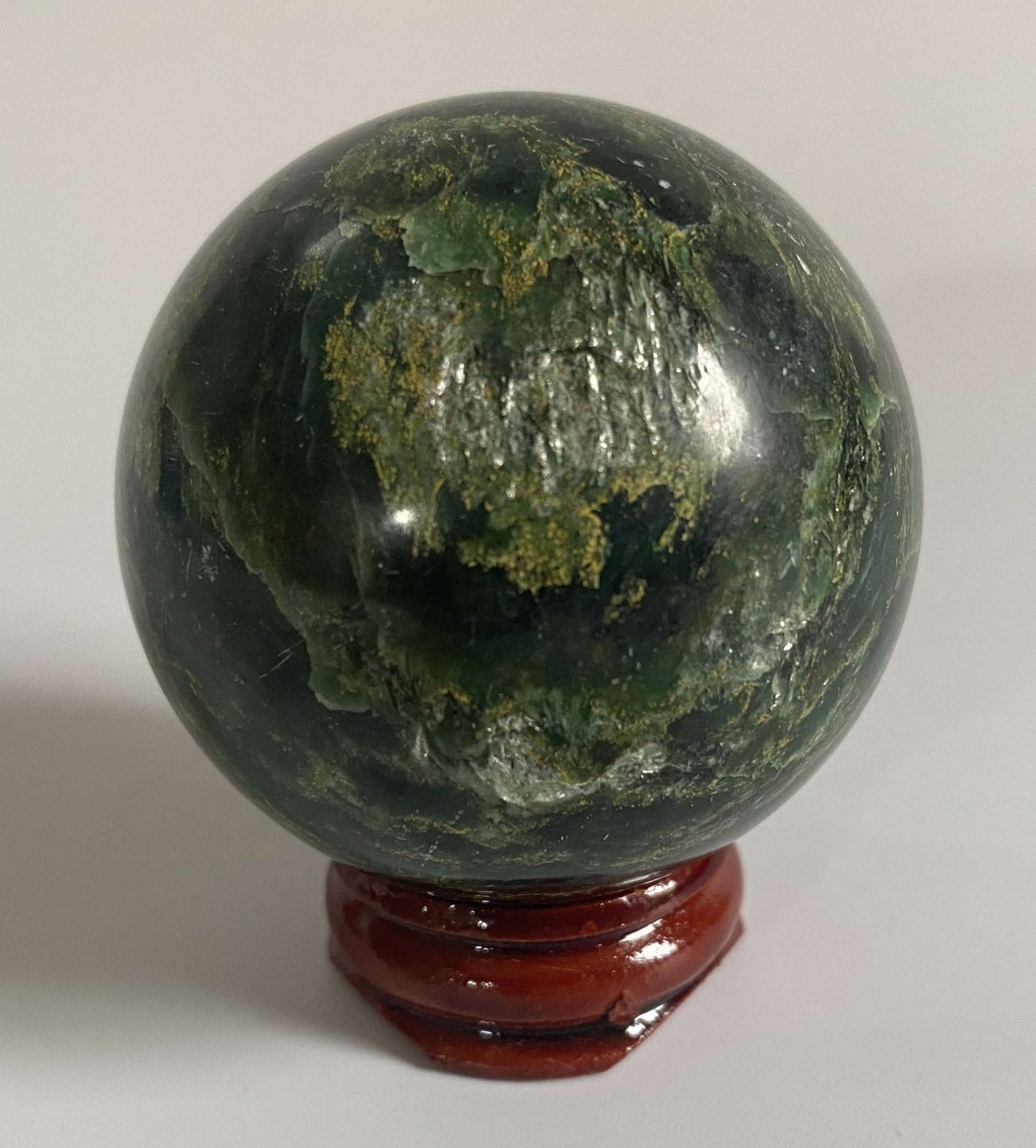 Sfera Verdit Jad African 5cm pe suport lemn maro, piatra semipretioasa naturala