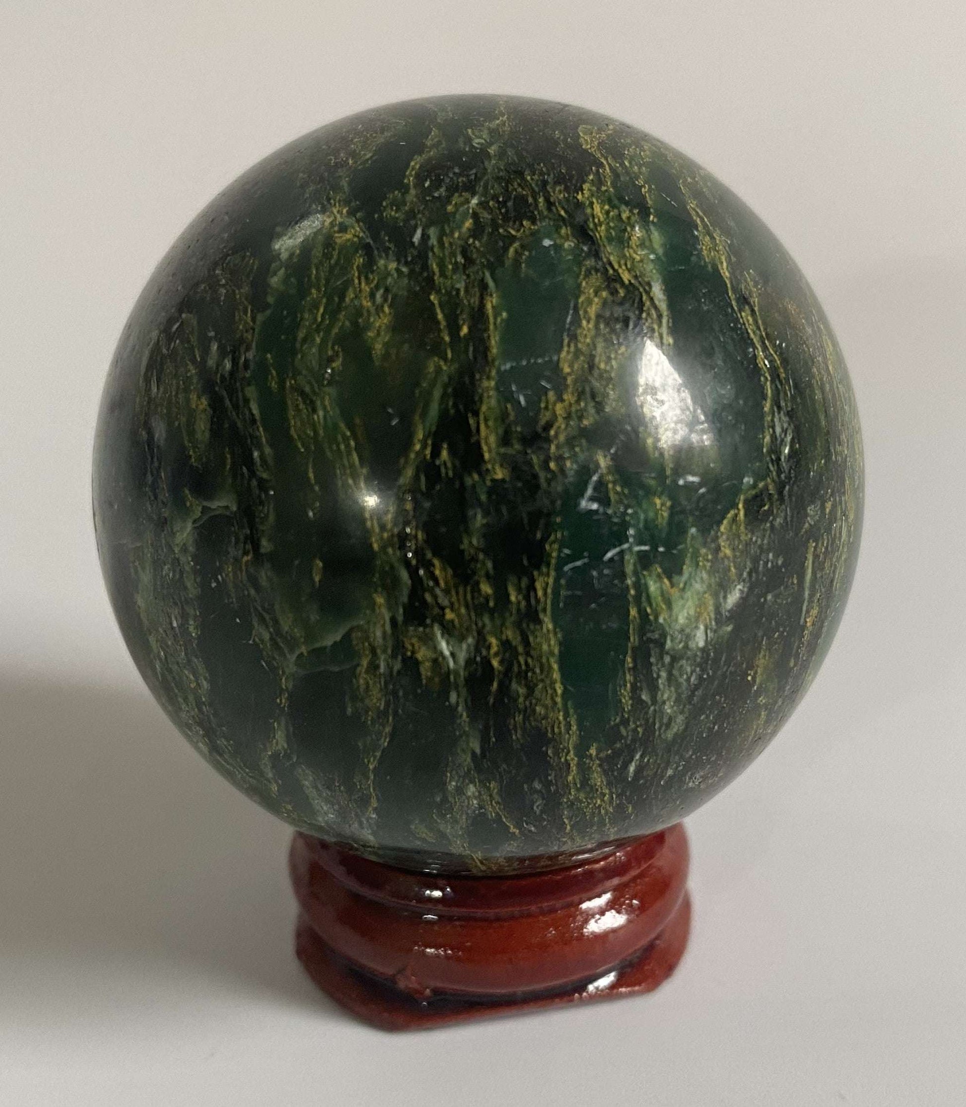 Sfera 5cm din Verdit Jad African pe suport de lemn, piatra semipretioasa naturala