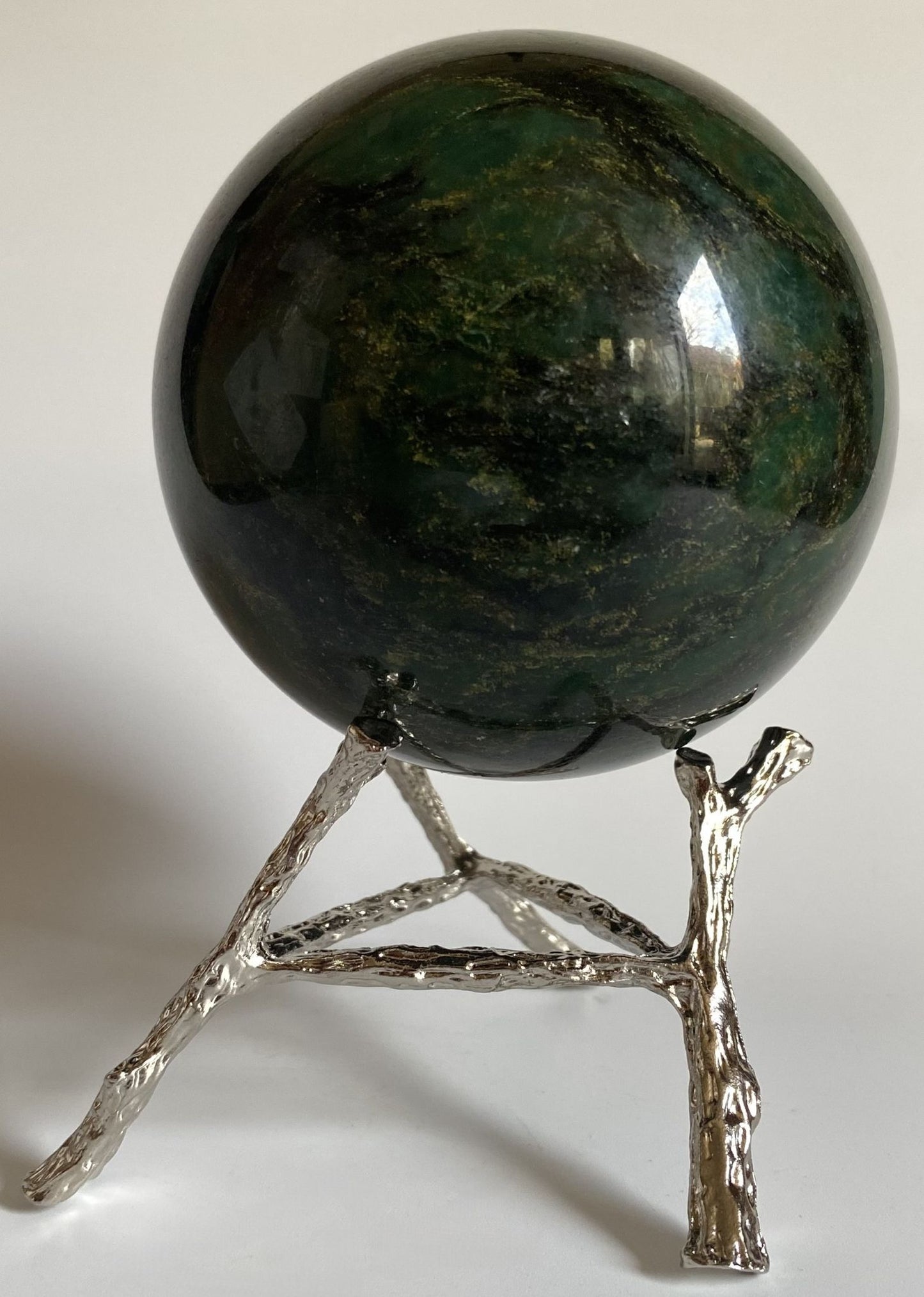 Sfera din cristal de verdit pe suport metalic cu fundal alb