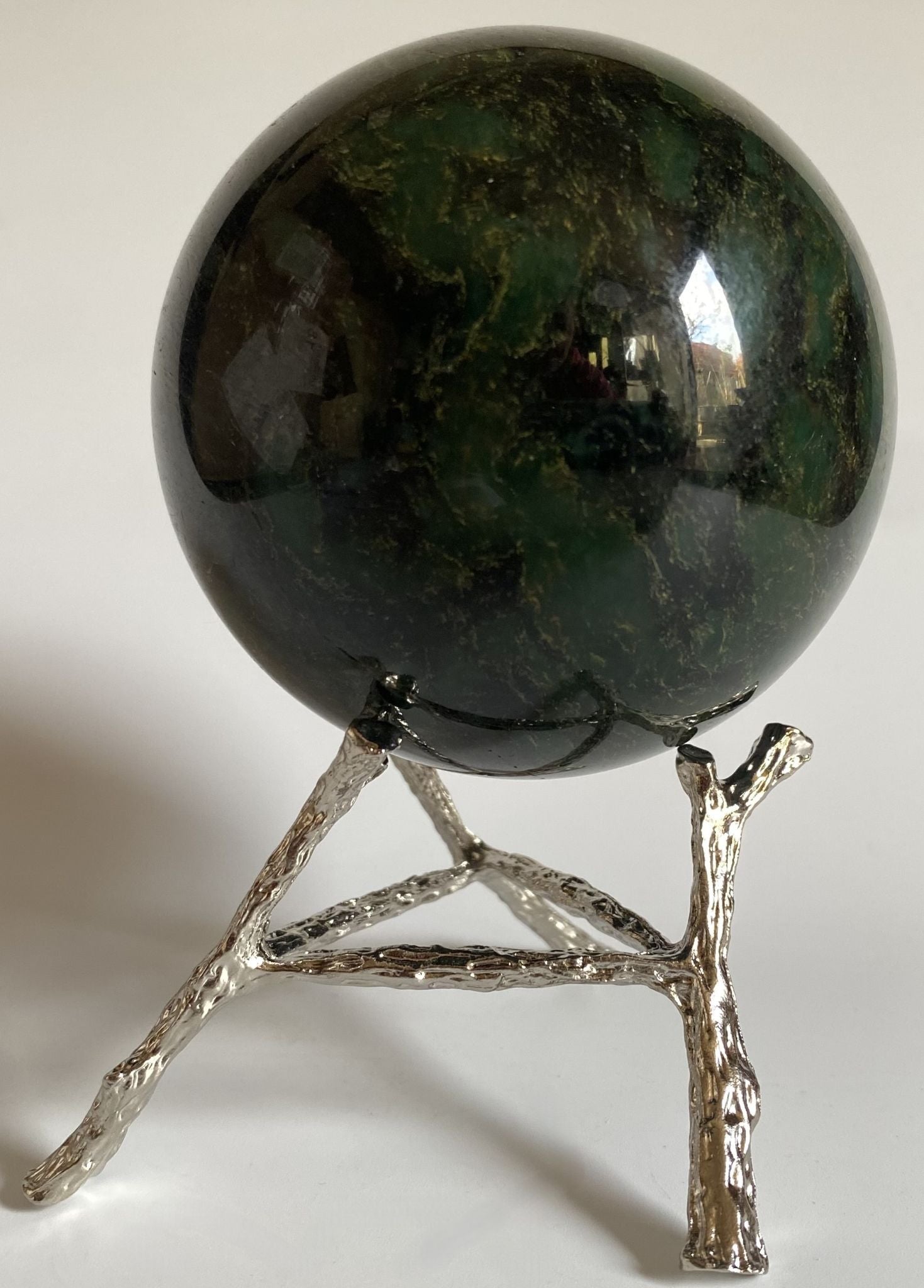 Sfera de 8.2cm din cristal de verdit pe suport metalic cu fundal alb