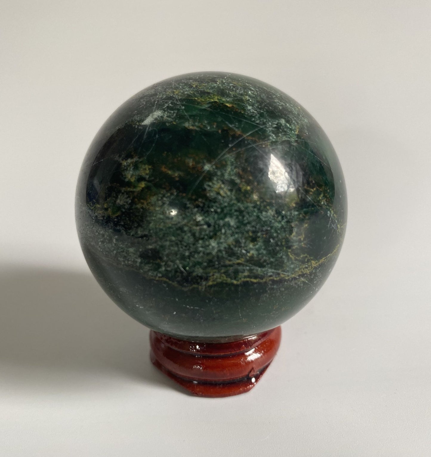 Sfera de 5.4cm din piatra semipretioasa de verdit pe suport din lemn cu fundal alb