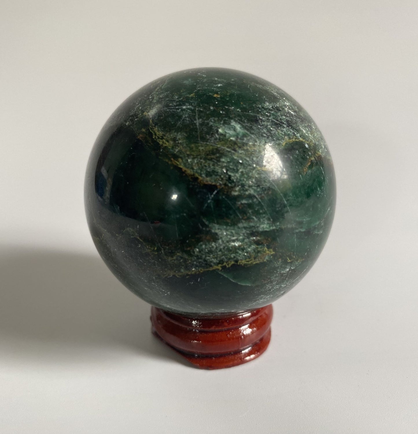Sfera de 5.4cm din cristal de verdit pe suport din lemn cu fundal alb