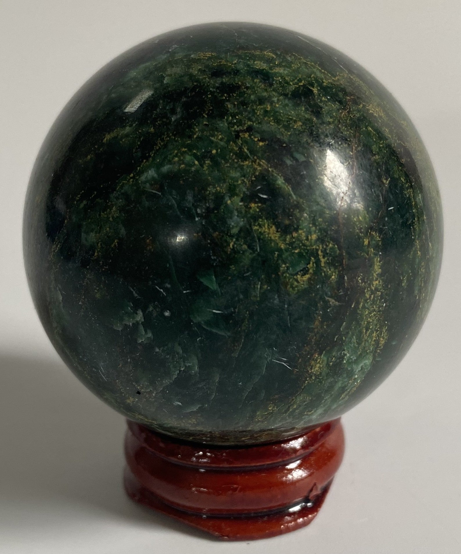 Sfera de 5.1cm din cristal de verdit pe suport din lemn cu fundal alb
