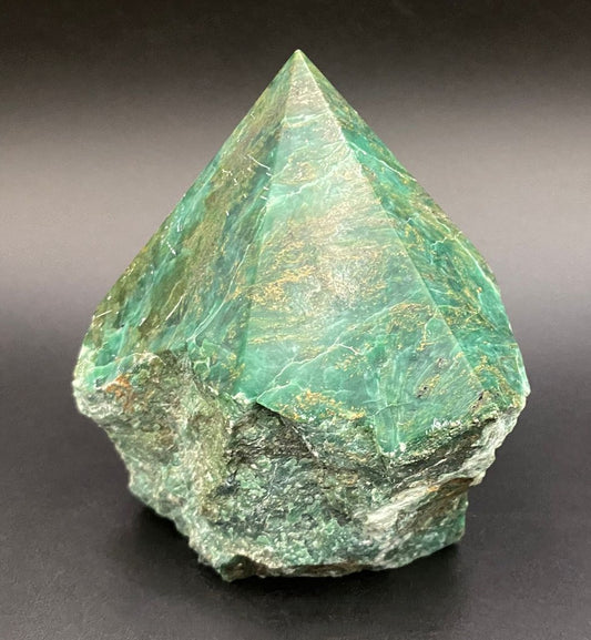 Varf polisat din piatra semipretioasa de verdit pe fundal negru