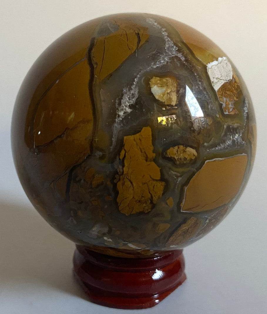 Sfera din Agat Indonezia cu suport din lemn, 5.9 cm, pietre semiprețioase naturale
