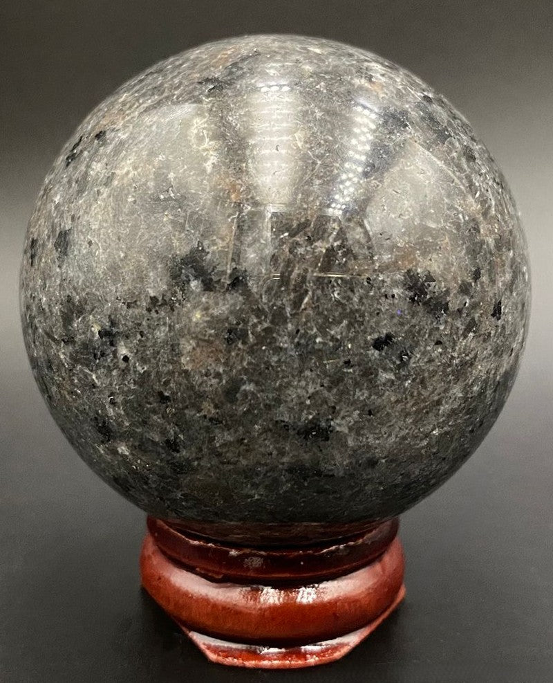 Sfera din piatra semipretioasa de Yooperlite pe suport din lemn cu fundal negru