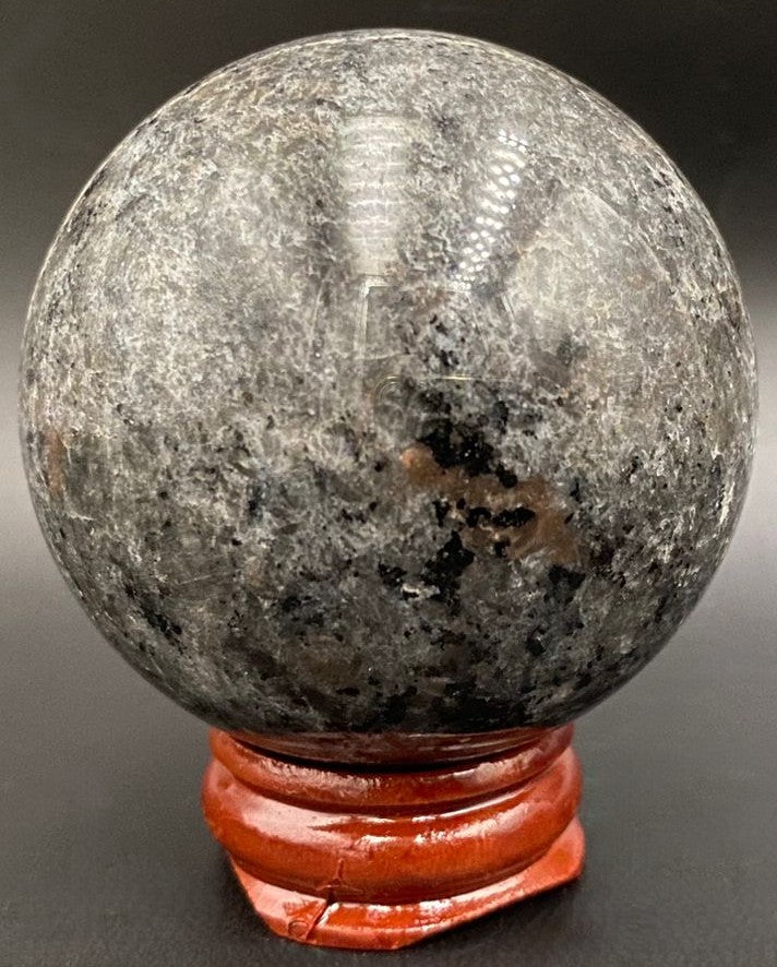 Sfera Yooperlite 5.4cm pe suport lemn sub lumina UV piatra semipretioasa naturala
